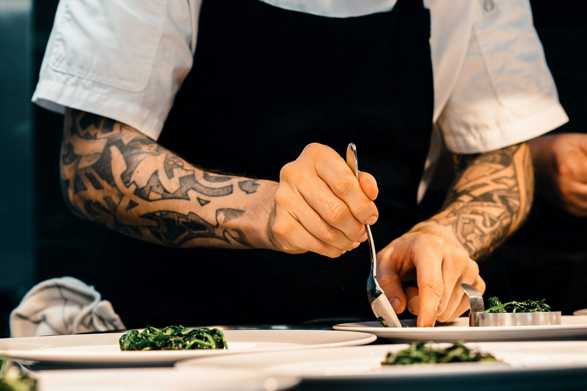 Person, die Essen auf einen Teller legt
